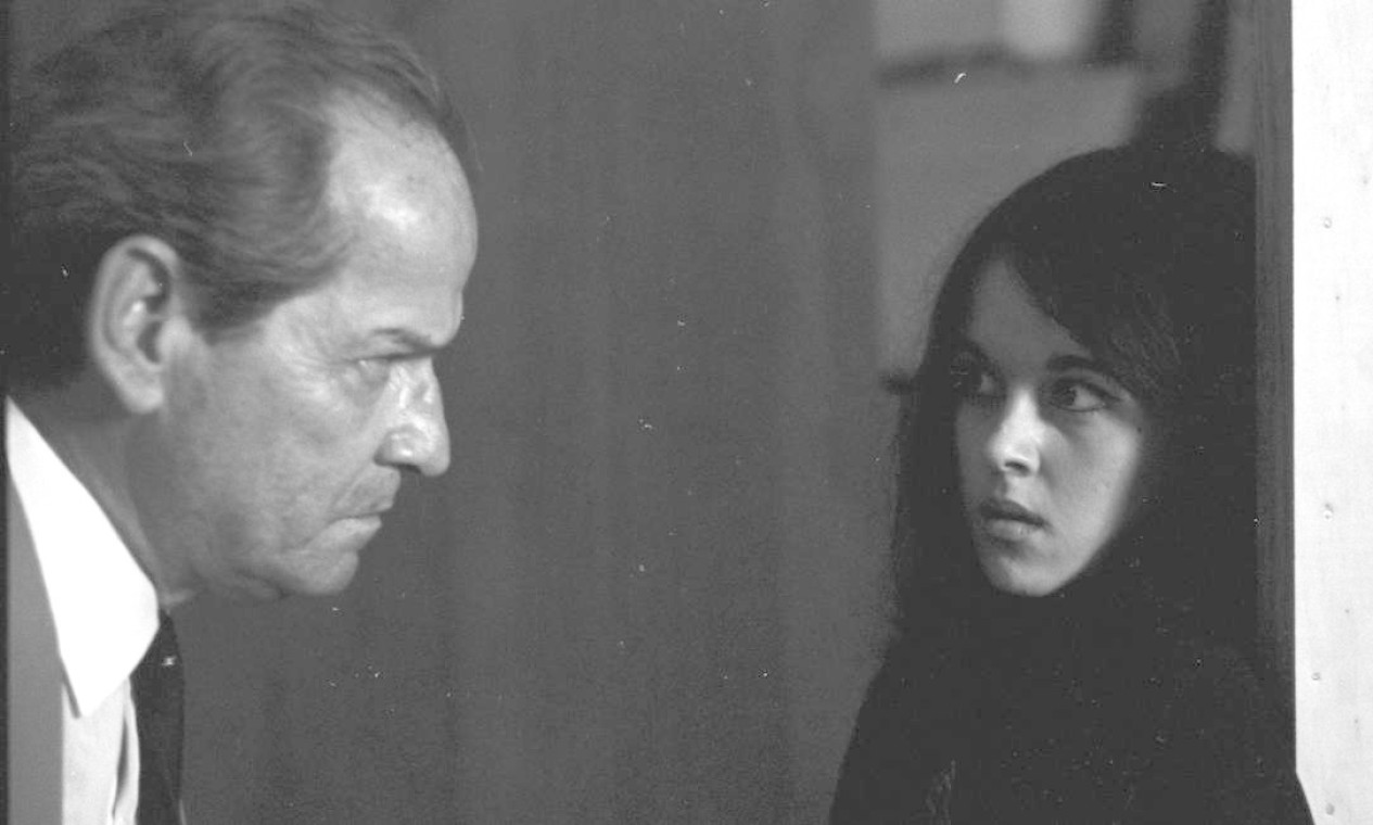 No teatro, contracenando com Rodolfo Mayer na peça 'As feiticeiras de Salém', em 1965. Foto: Agência O Globo