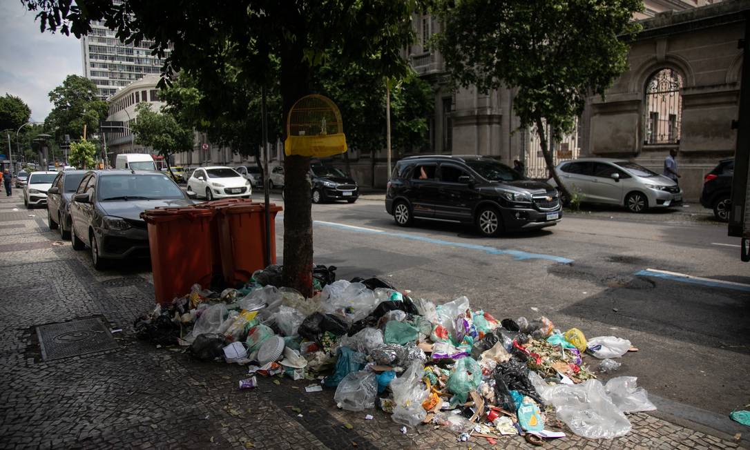 Greve da Comlurb deixa ruas do Rio cheias de lixo. Na foto: Rua da Relação, no Centro. Foto: Brenno Carvalho / Agência O Globo