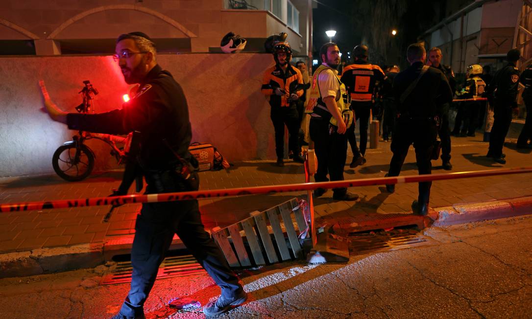 Forças de segurança e médicos em Israel isolam local em que atirador deixou mortos em cidade nos arredores de Tel Aviv Foto: NIR ELIAS / REUTERS
