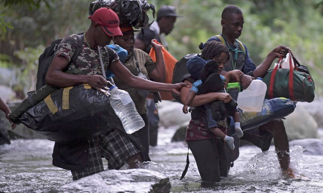 Migrantes haitianos atravessam a selva de Darien Gap a caminho dos EUA. Eles começaram a pé a perigosa caminhada de pelo menos cinco dias até o Panamá Foto: RAUL ARBOLEDA / AFP