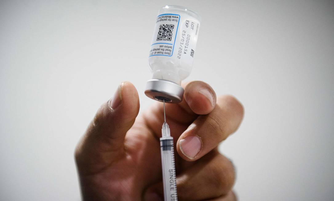 Profissional de saúde prepara dose da vacina da Pfizer contra Covid-19 Foto: CLEMENT MAHOUDEAU / AFP/12-01-2022