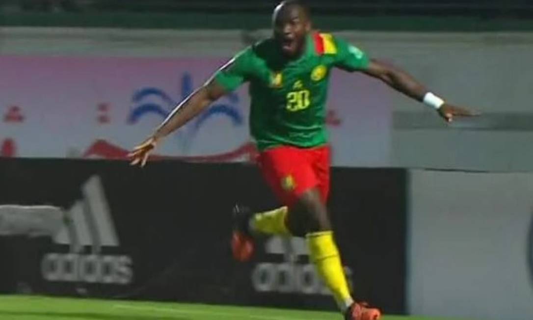 Ganago comemora classificação de Camarões para a Copa do Mundo Foto: Reprodução de TV