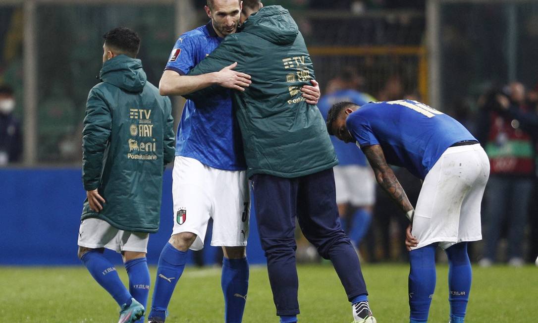 Giorgio Chiellini, um dos jogadores experientes que cairam com a Itália Foto: GUGLIELMO MANGIAPANE / REUTERS