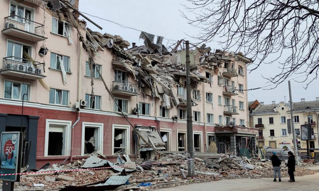 Chernihiv, é alvo de ataques russos na guerra. Foto mostra prédio residencial bombardeado em 12 de março Foto: Oleh Holovatenko / REUTERS