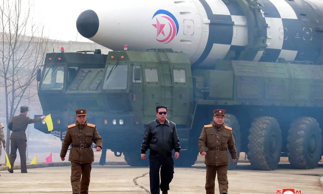 O líder norte-coreano Kim Jong-un andando perto do que a mídia estatal disse ser um novo tipo de míssil balístico intercontinental. A Coreia do Sul, porém, afirmou que Pyongyang mentiu e que o modelo é menor e mais antigo Foto: KCNA via KNS / AFP