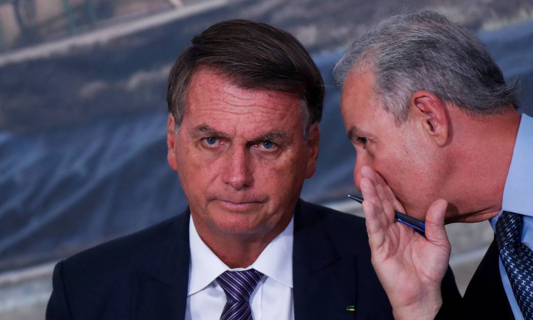 O presidente Jair Bolsonaro ao lado do então ministro de Minas e Energia, Bento Albuquerque Foto: Adriano Machado / Reuters