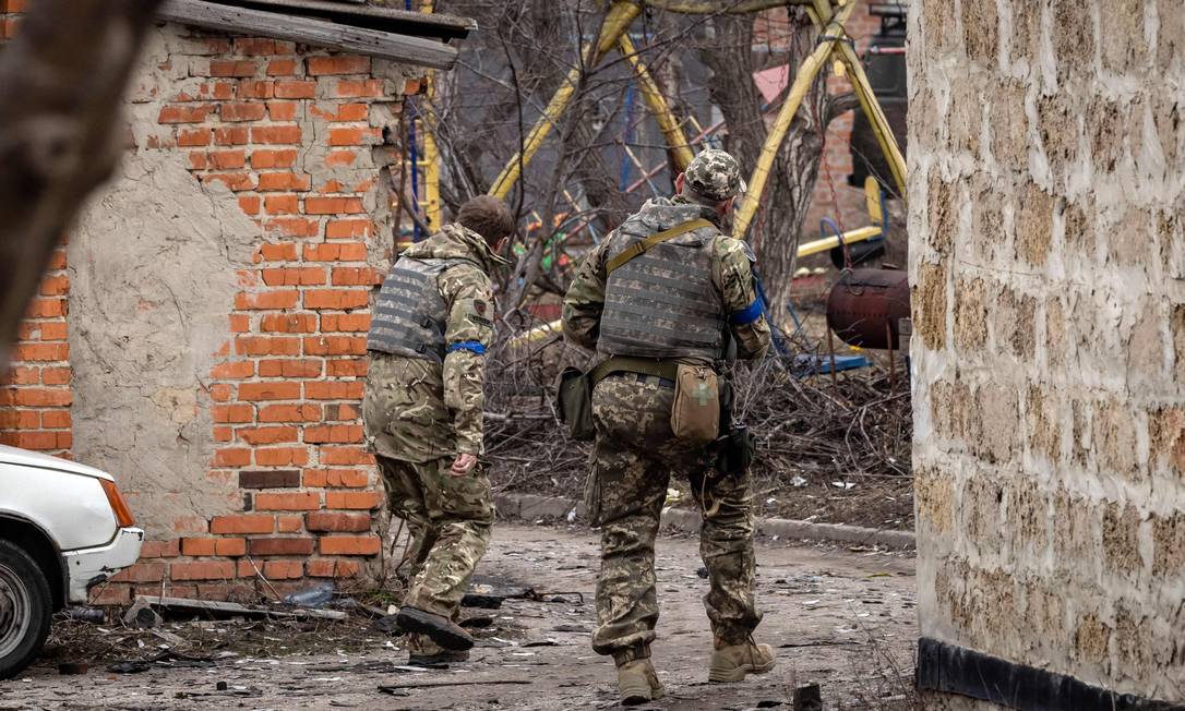 Soldado ucraniano patrulha na vila Malaya Rohan, a leste de Kharkiv Foto: FADEL SENNA / AFP