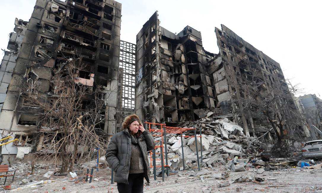 Enfermeira ucraniana Svetlana Savchenko diante de prédio destruído em Mariupol Foto: ALEXANDER ERMOCHENKO / REUTERS