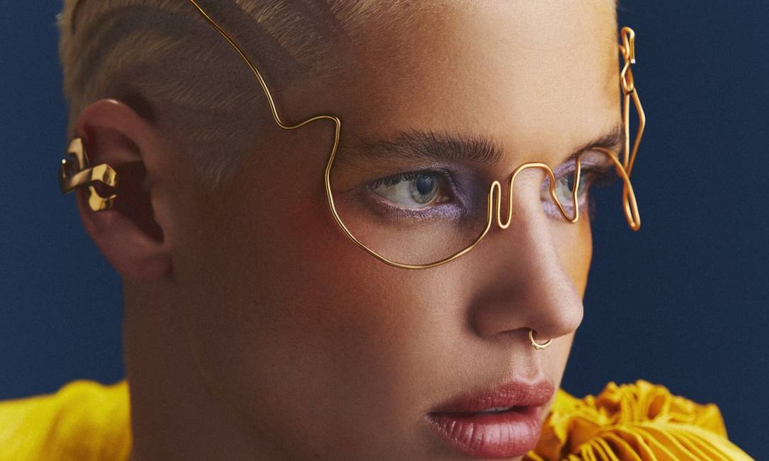 Top Von Trapp sobre blusa Dolce & Gabbana, brinco Héctor Albertazzi Foto: Bruna Castanheira