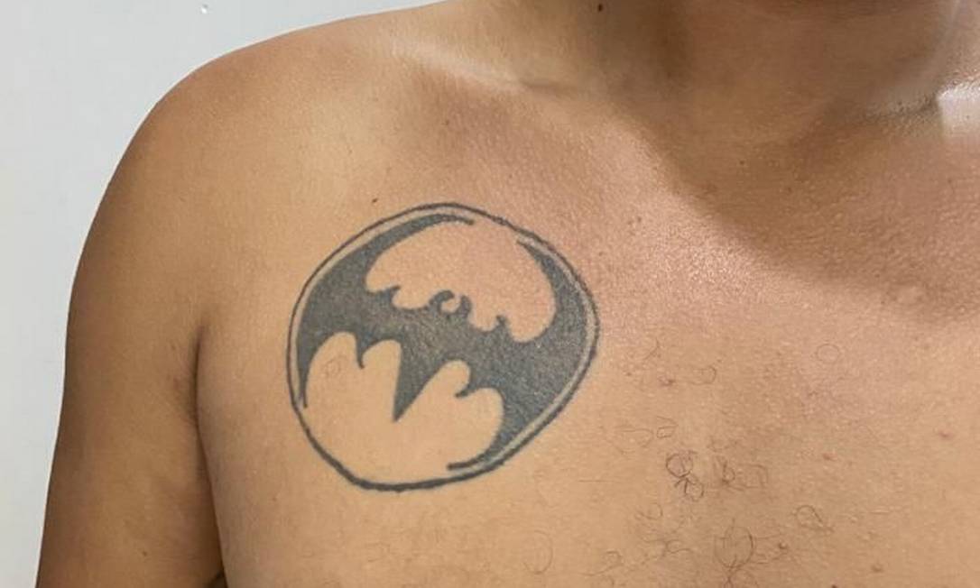 Tatuagem do Batman exibida por Emanoel da Silva de Lima, conhecido como Grande ou Samuca Foto: Reprodução