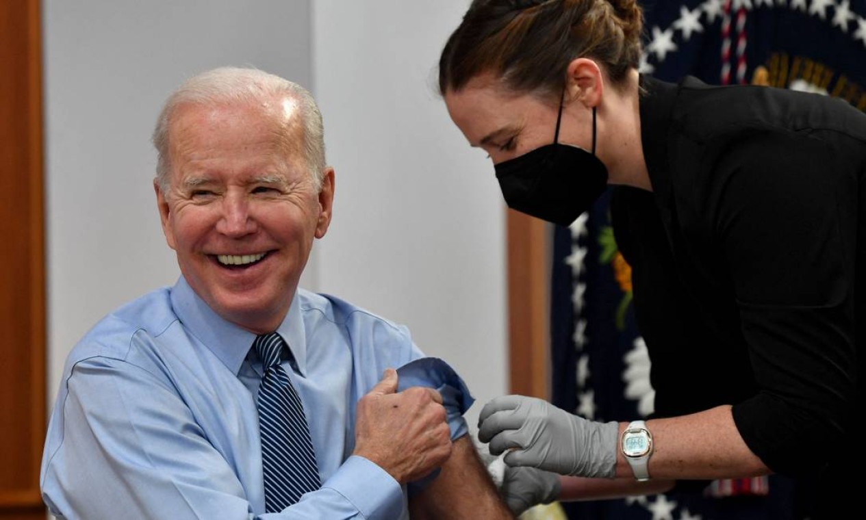 O presidente dos EUA, Joe Biden, recebe uma segunda dose de reforço da vacina Pfizer Covid-19 no South Court Auditorium, ao lado da Casa Branca, em Washington Foto: NICHOLAS KAMM / AFP
