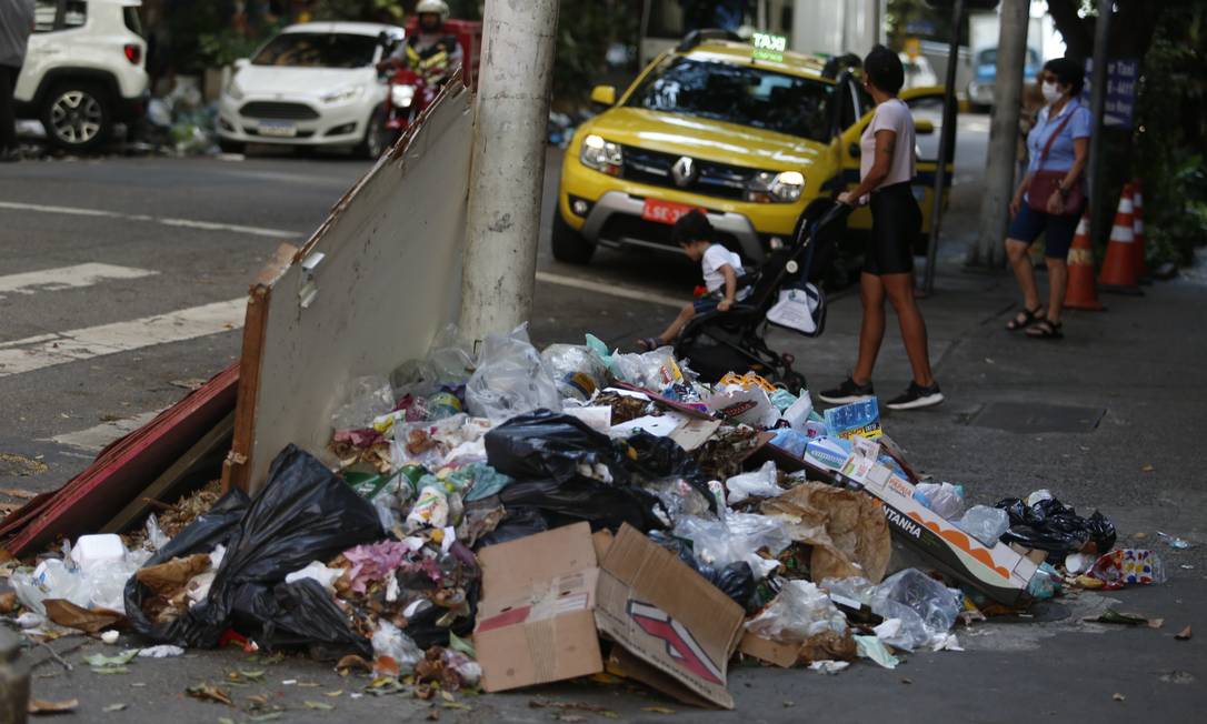 Na foto, lixo na Rua Bolivar, esquina com Avenida N. Sra de Copacabana. Foto: Fabiano Rocha / Agência O Globo