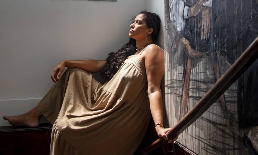 Panmela posa diante de retrato da artista Adriana Varejão feito por ela Foto: Ana Branco / Agência O Globo