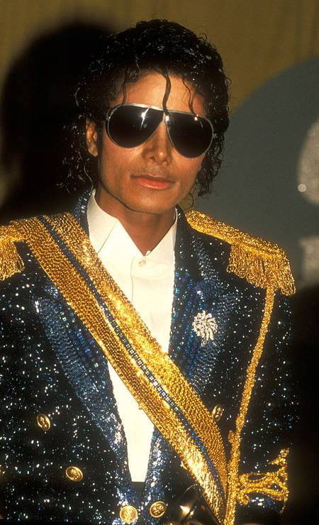 É brilho que você quer? Então, cata esse look de Michael Jackson em 1984 Foto: Barry King / WireImage
