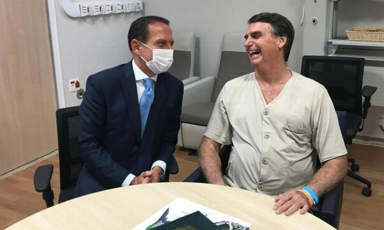 Presidente Jair Bolsonaro recebe a visita do governador de São Paulo, João Doria, no hospital Sírio Libanês, em fevereiro de 2019 Foto: Reprodução - 11/02/2019