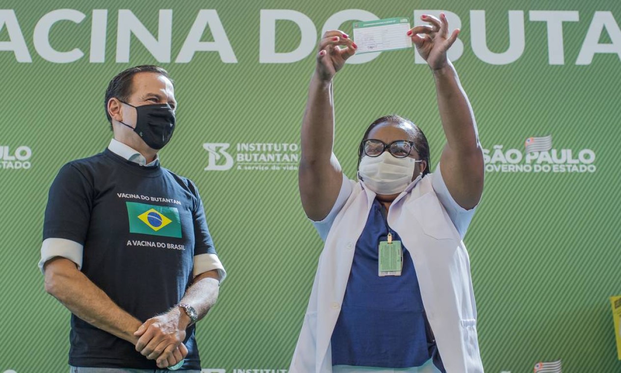 Doria e a enfermeira Mônica Calazans, de 54 anos, primeira pessoa vacinada contra a Covid-19 no Brasil Foto: Edilson Dantas / Agência O Globo