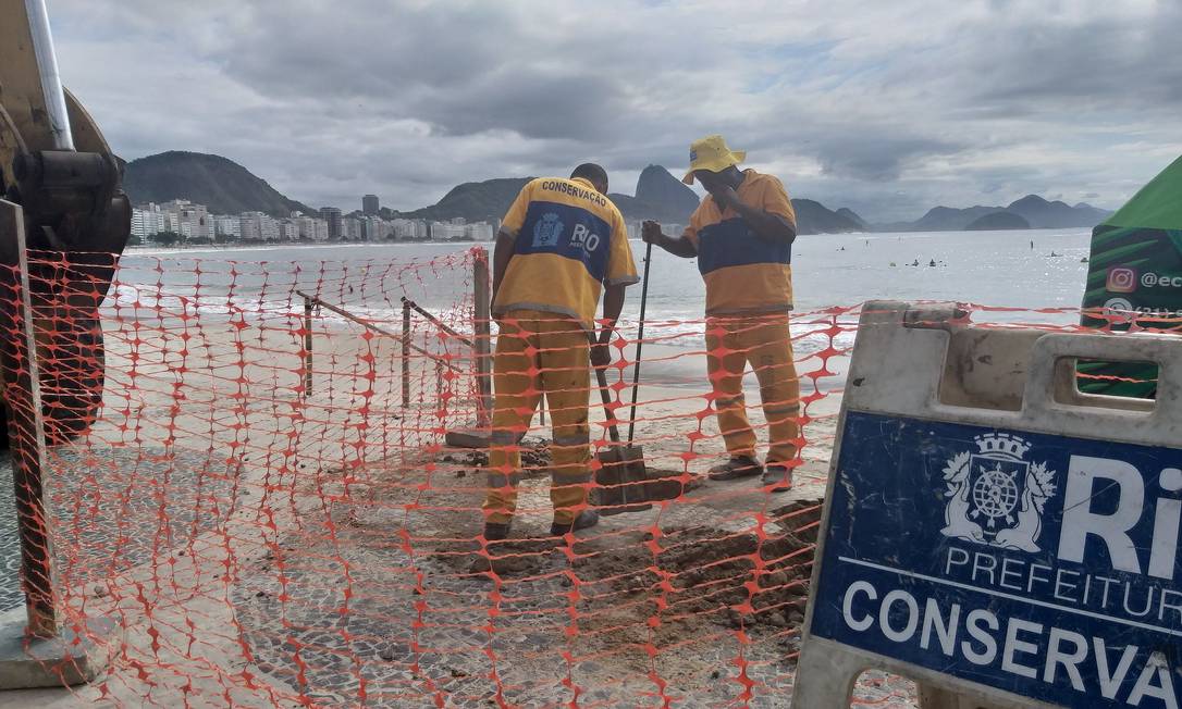 Renovação. Funcionários trabalham na remoção de um dos bancos da orla de Copacabana Foto: Divulgação