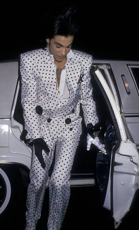 Coisas que amamos: Prince com um terno de poá em 1988 Foto: Ron Galella / Ron Galella Collection via Getty