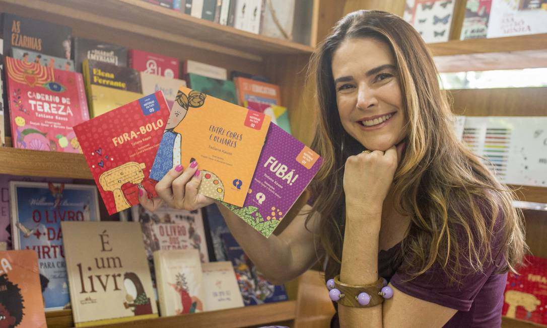 Escritora e editora. Tatiana Kauss posa com seus livros na Banca Bossa, no Leblon Foto: Divulgação/Paulo Múmia 