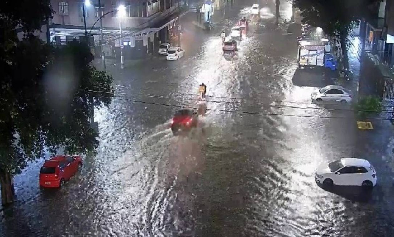 Rua Haddock Lobo, na Tijuca, ficou alagada com a forte chuva da noite de quinta-feira Foto: Reprodução