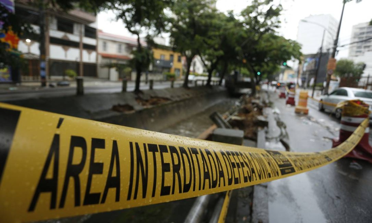 Trecho da Avenida Maracanã é interditado, na Tijuca, Zona Norte do Rio, após temporal. Guarda-corpo é destruído Foto: Fabiano Rocha / Agência O Globo