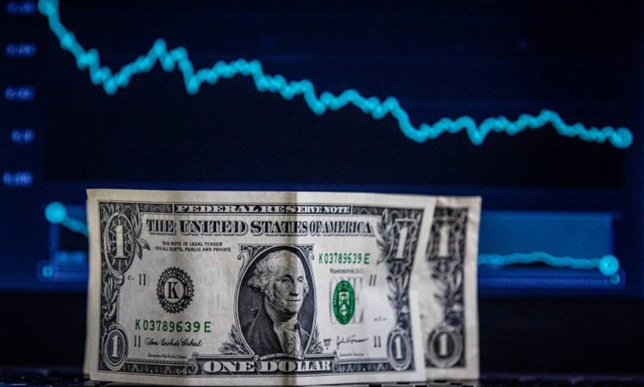 Dólar em queda com foco em negociações de paz e repercussão de medidas dos EUA