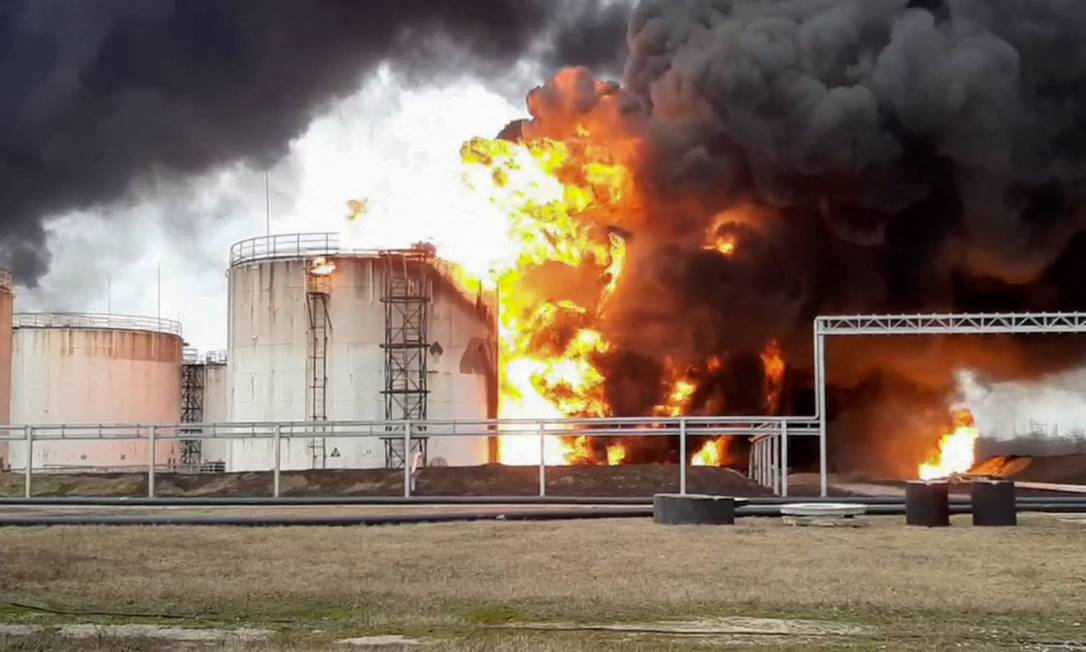 R&uacute;ssia acusa Ucr&acirc;nia de atacar dep&oacute;sito de combust&iacute;vel em seu territ&oacute;rio, e  Kremlin diz que negocia&ccedil;&otilde;es ser&atilde;o prejudicadas - Jornal O Globo