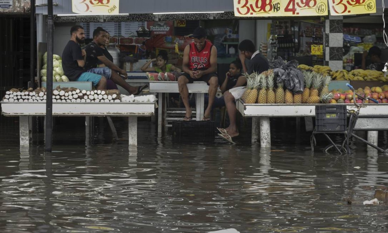 Inundação invade hortifruti em Rio das Pedras Foto: Domingos Peixoto / Agência O Globo