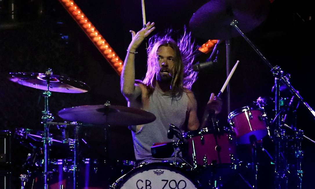 Taylor Hawkins no palco do Lollapalooza, em Santiago: baterista morreu uma semana depois. Foto: JAVIER TORRES / AFP