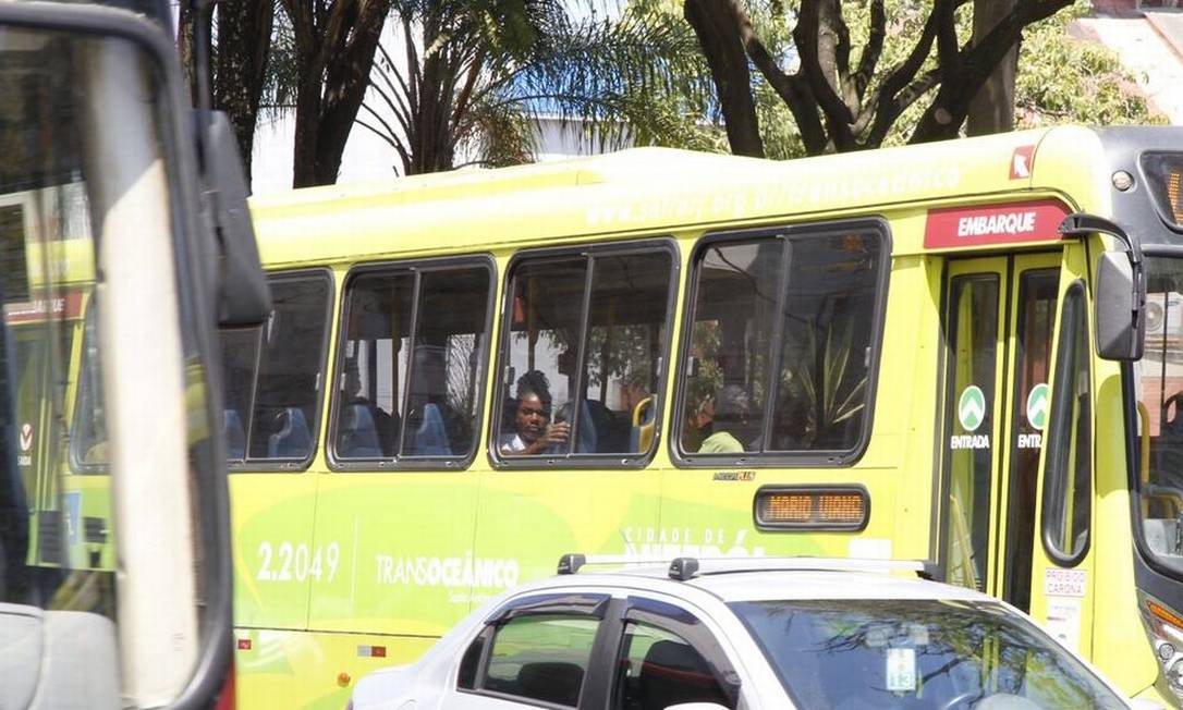 
Ônibus transita pelo Centro: uso de máscaras não é mais regra no transporte público
Foto:
Agência O Globo
/
Márcio Menasce
