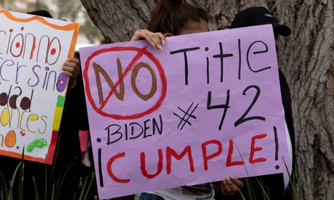 Mulher protesta contra Título 42 em um centro de imigrantes, nos EUA Foto: CAITLIN O'HARA / REUTERS