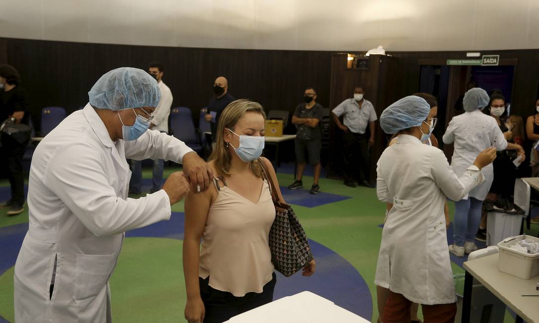 Pessoas tomam vacina contra a Covid-19 no Centro Municipal de Saúde do Planetário, na Gávea, no Rio. Foto: FABIANO ROCHA / Agência O Globo