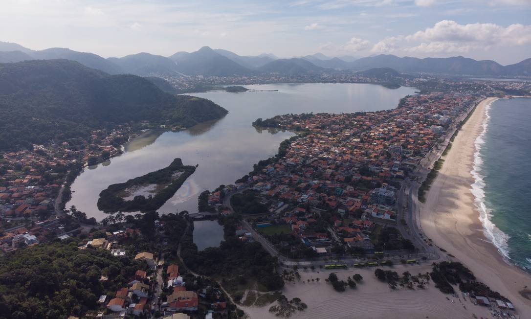 O entorno da Lagoa de Piratininga, onde, segundo o MP, poderia haver mudanças de gabarito, de acordo com o projeto da nova Lei Urbanística Foto: Brenno Carvalho / Agência O Globo/15-5-2019