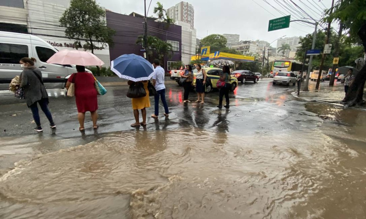 Chuva forte provoca alagamentos na Rua Jardim Botânico Foto: Márcia Foletto / Agência O Globo