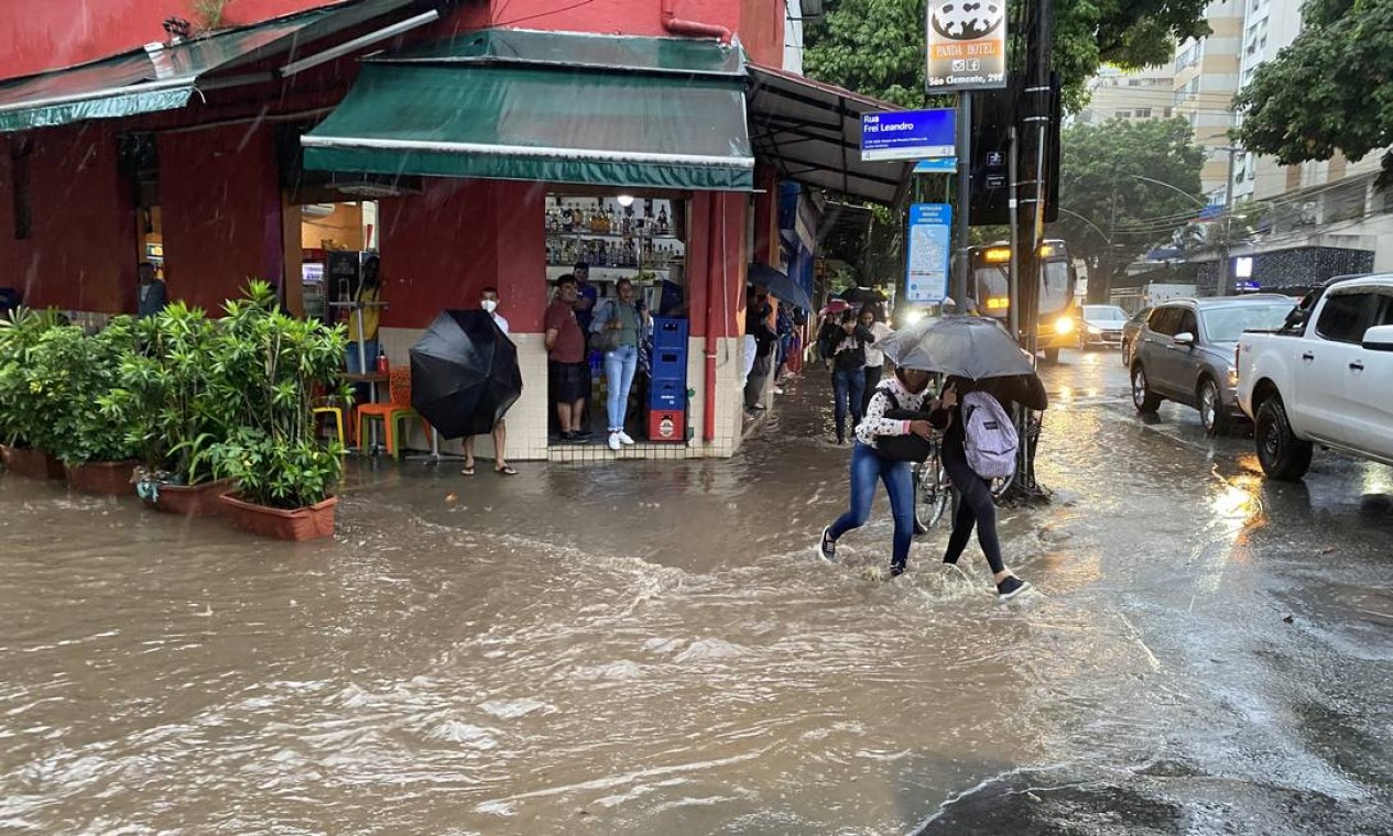 A cidade voltou ao estágio de atenção na tarde desta sexta-feira (1º), e a chuva já provoca transtornos em alguns pontos da cidade Foto: Márcia Foletto / Agência O Globo