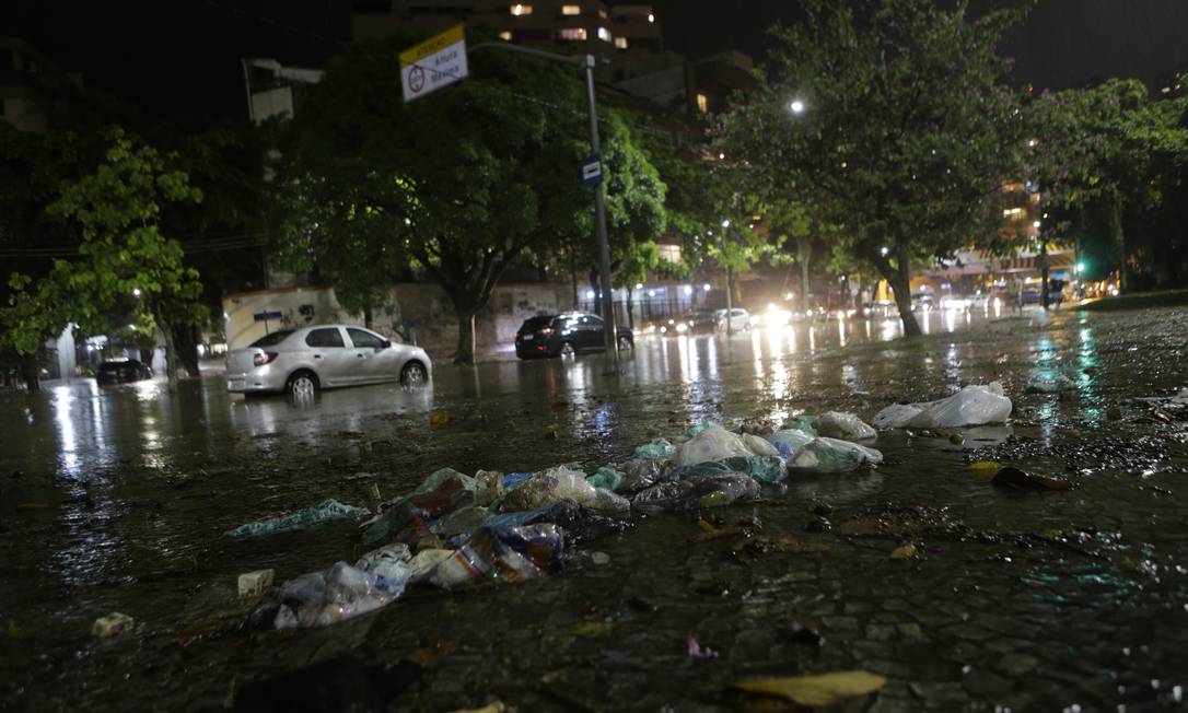 Com a chuva, lixo acumulado durante os dias de greve dos garis se esapalhou pelas ruas Foto: Alexandre Cassiano / Alexandre Cassiano