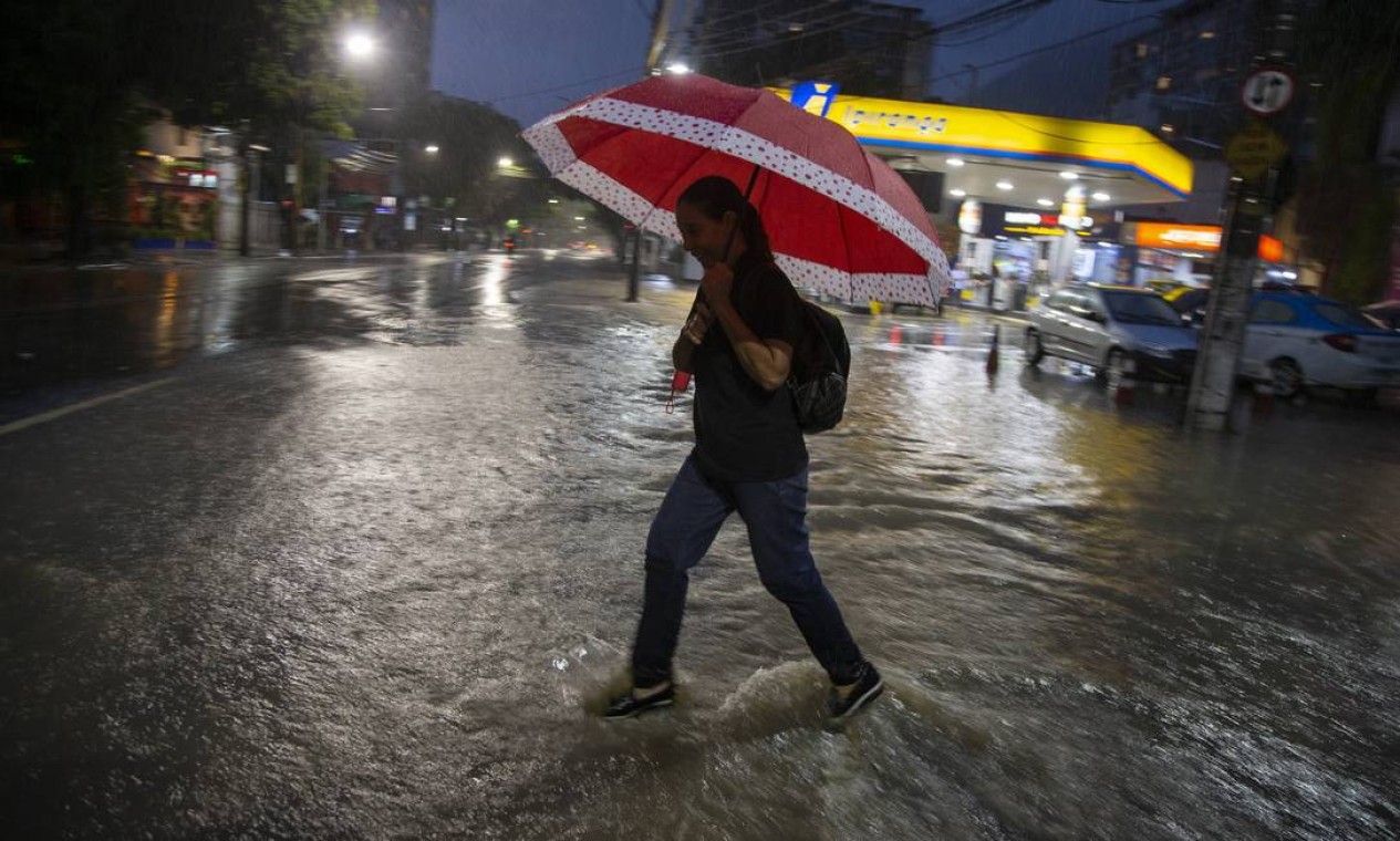 Cidade entrou em estágio de alerta às 18h15 desta sexta-feira por causa das fortes chuvas em diferentes pontos da cidade Foto: Marcia Foletto / Agência O Globo