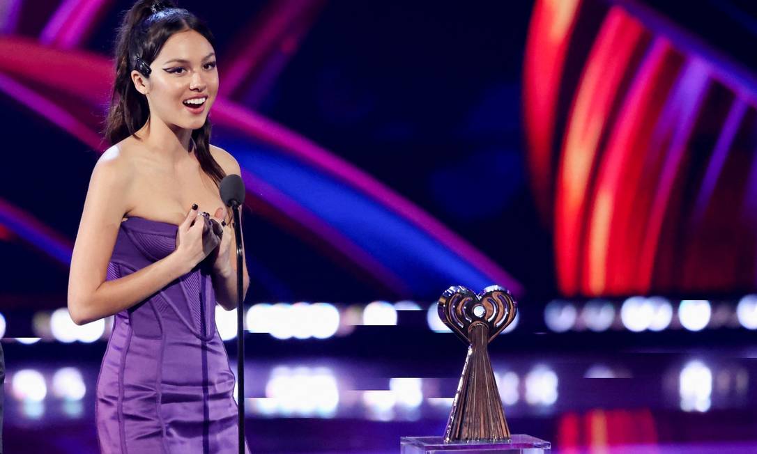 Olivia Rodrigo recebe o prêmio de artista feminina no iHeartRadio Music Awards Foto: MARIO ANZUONI / REUTERS