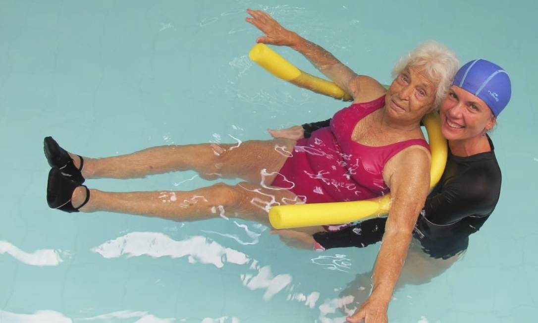 Carinho. A fisioterapeuta Erika Velasco trata Lea, de 95 anos, na piscina Foto: Divulgação