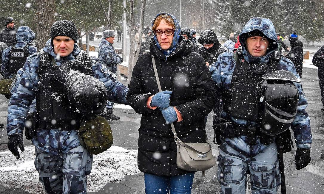 Mais de 170 pessoas são detidas na Rússia em protestos contra guerra na Ucrânia - Jornal O Globo