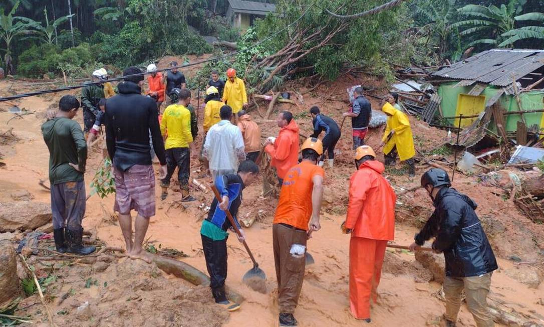 Equipes e moradores buscam vítimas de deslizamento na comunidade de Ponta Negra, em Paraty (RJ) Foto: Reprodução