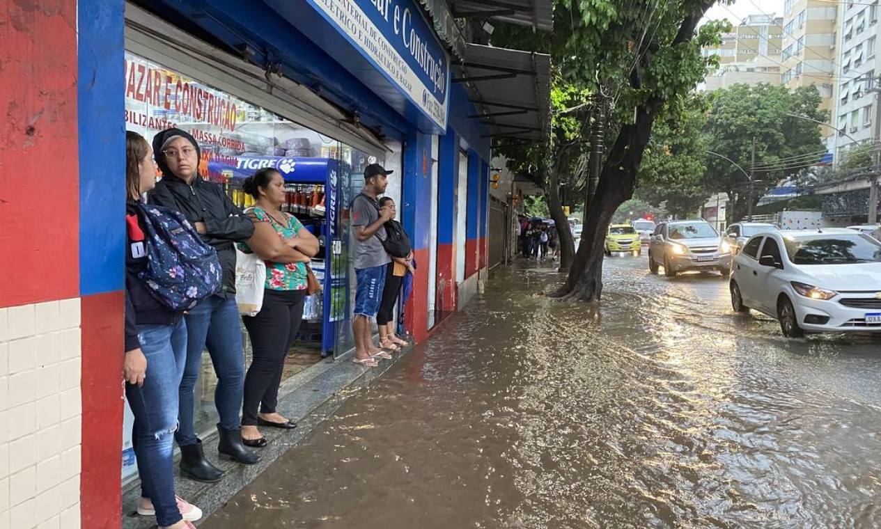 O grande volume de chuva também causou transtornos na Zona Sul, deixando alagadas diversas ruas do jardim Botânico Foto: Márcia Foletto / Agência O Globo