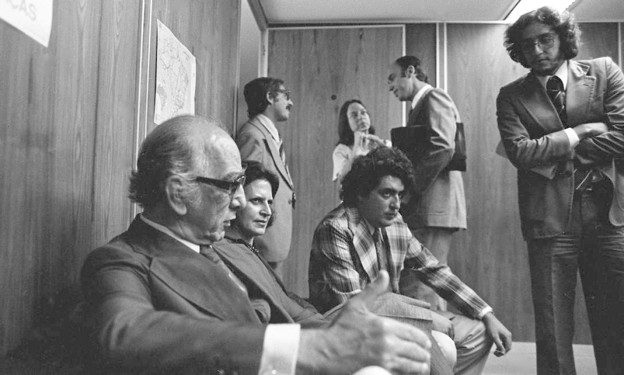 Em 1977, Lygia, junto de Hélio Silva (de óculos), Jeferson Ribeiro de Andrade (paletó xadrez) e Nélida Pinon (ao fundo), durante a entrega do Manifesto dos Escritores contra a Censura ao ministro da Justiça, Armando Falcão Foto: Orlando Brito / Agência O Globo