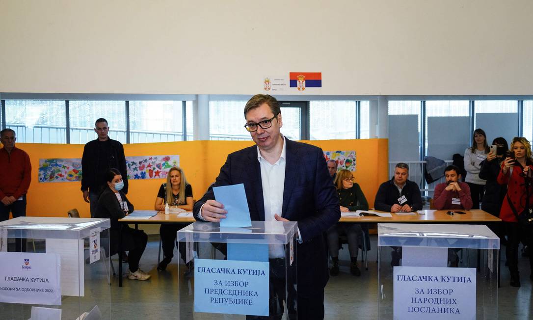 Presidente da Sérvia, Aleksandar Vucic, vota em seção eleitoral de Belgrado Foto: - / AFP