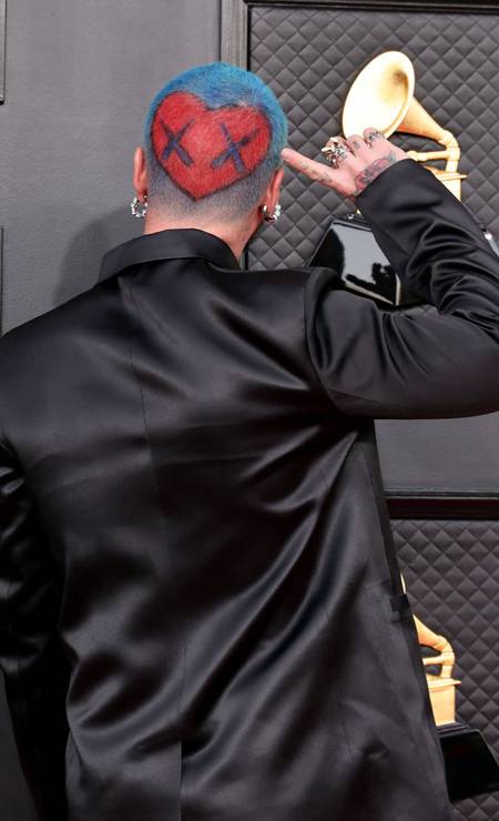 O cantor J Balvin mostra desenho na parte de trás do cabelo Foto: Amy Sussman / Getty Images
