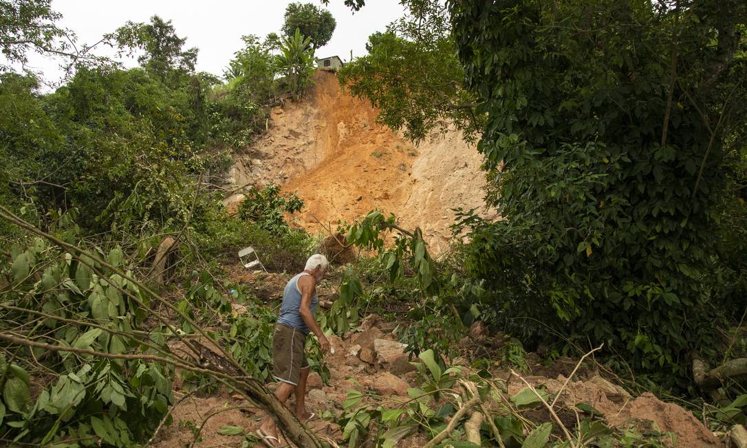Pirambeira. Casa fica à beira de barranco após deslizamento próximo à Rio-Santos
Foto: Ana Branco / Agência O Globo