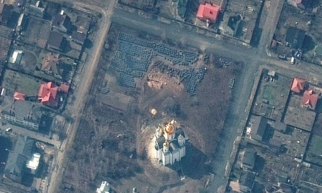 Imagem de satélite mostra vala comum em Bucha, cidade que teria sido alvo de massacre russo Foto: Maxar Technologies / Via Reuters