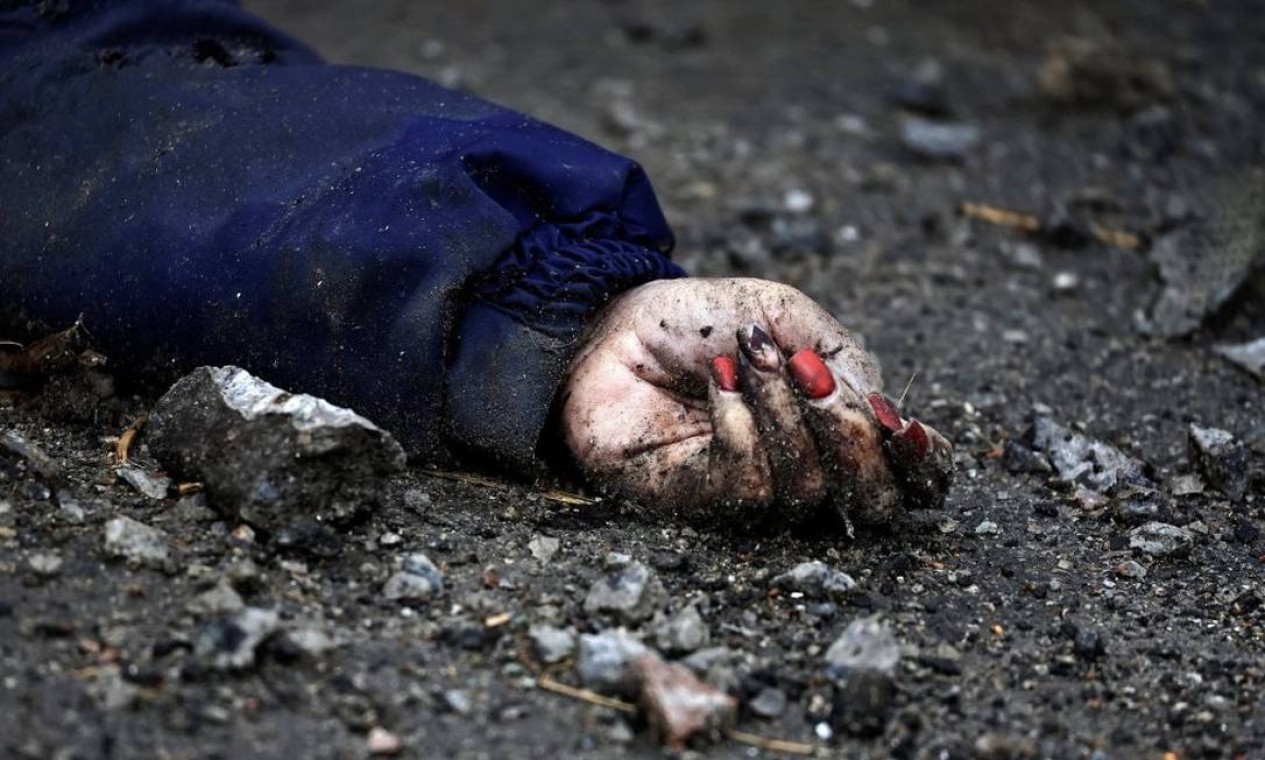 As mãos de uma mulher morta em Bucha, cidade nas imediações de Kiev: ucranianos denunciam massacre feitos por tropas russas Foto: ZOHRA BENSEMRA / Reuters