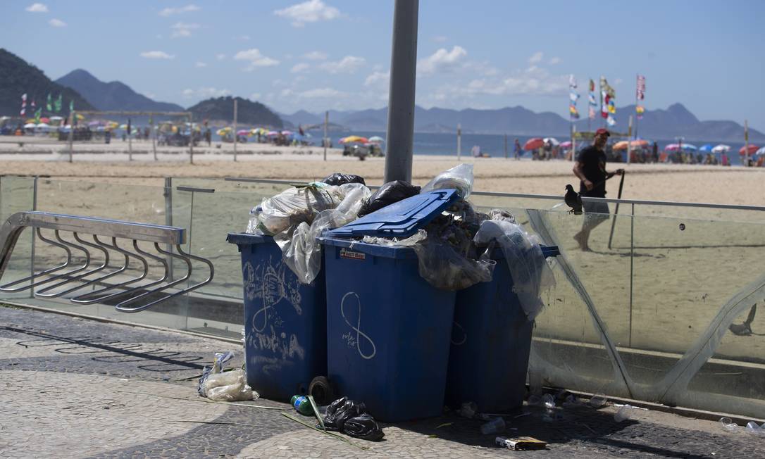 Lixo acumulado no calçadão de Copacabana Foto: Marcia Foletto / Agência O Globo