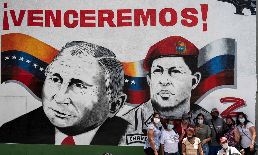 Mural em Caracas mostra o presidente da Rússia, Vladimir Putin, e o ex-presidente Hugo Chavez, morto em 2013 Foto: YURI CORTEZ / AFP